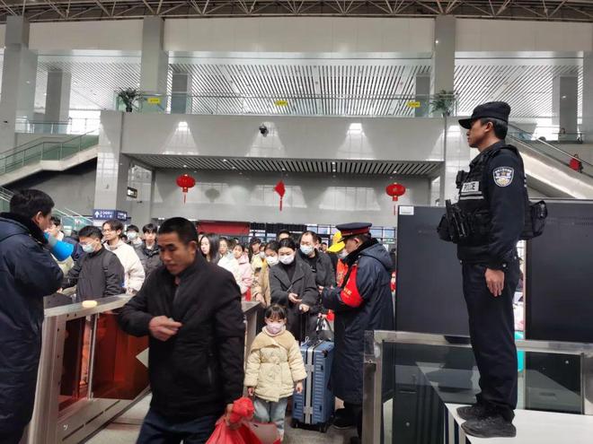 南宫NG·娱乐(中国)官方网站归程有光利川站派出所伴您开启春运返程新旅程(图2)