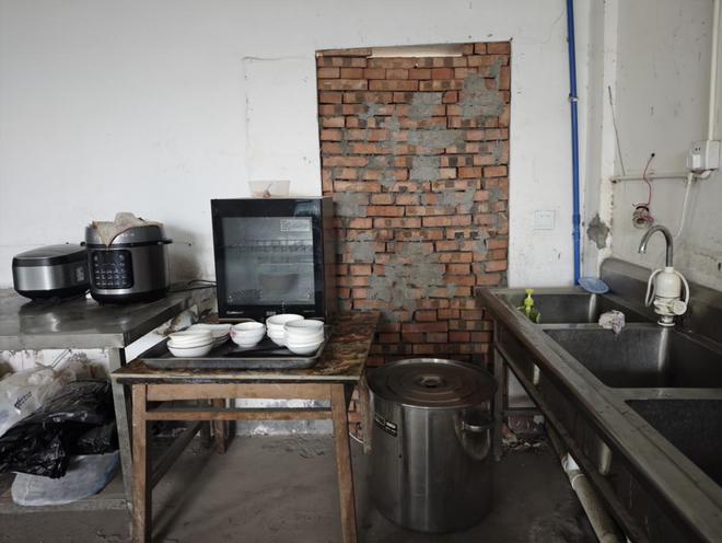 南宫NG·娱乐(中国)官方网站消防电梯前堆物、应急照明灯具故障记者跟随消防暗访检(图3)