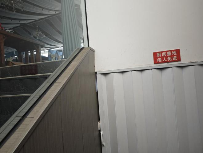 南宫NG·娱乐(中国)官方网站消防电梯前堆物、应急照明灯具故障记者跟随消防暗访检(图5)