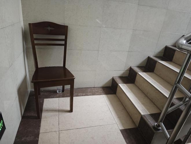 南宫NG·娱乐(中国)官方网站消防电梯前堆物、应急照明灯具故障记者跟随消防暗访检(图7)