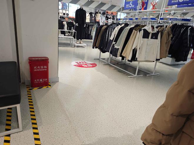 南宫NG·娱乐(中国)官方网站防火卷帘门下放物、用泡沫夹芯板搭建功能用房这些火灾(图4)